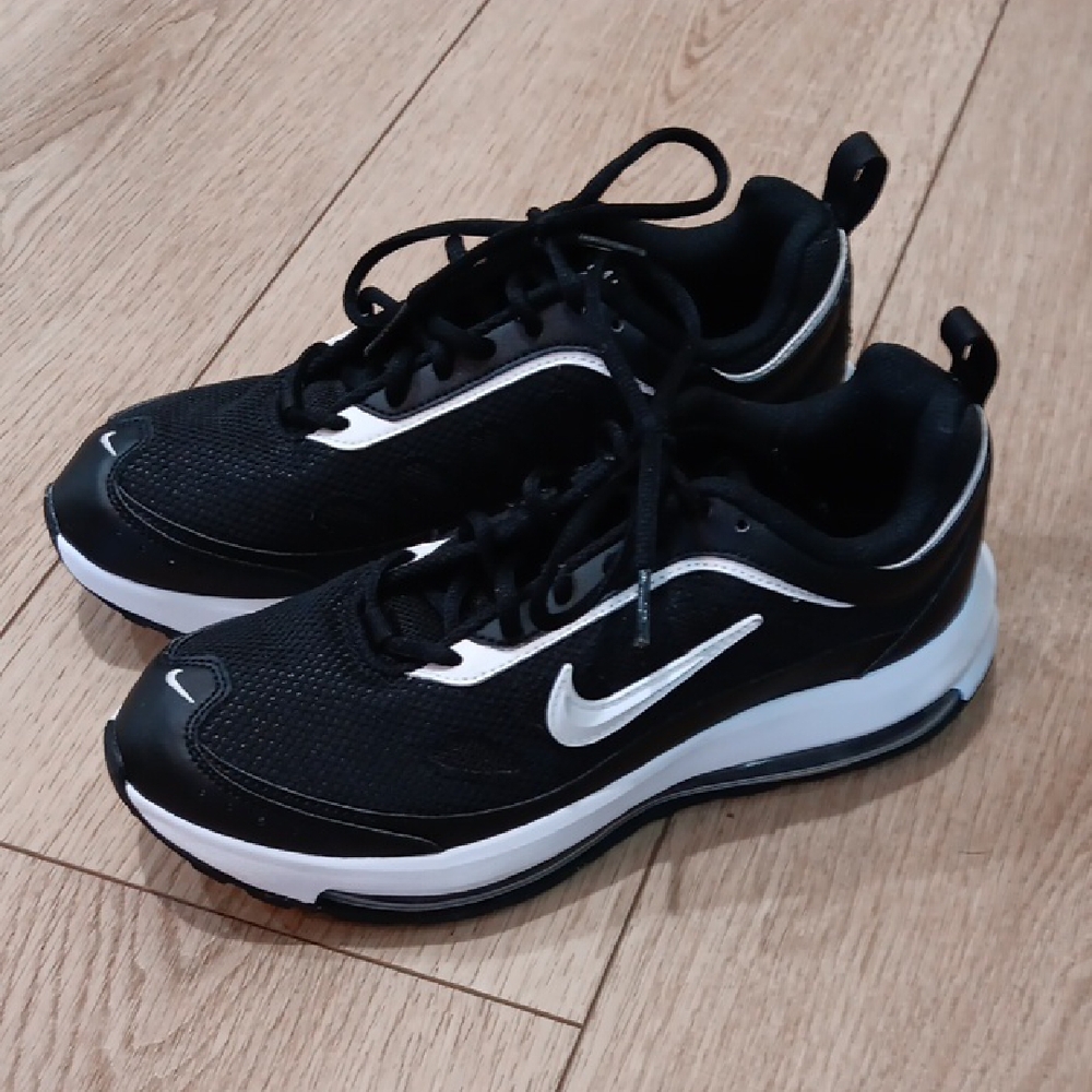 Nike Men's Black and White Athletic Sneakers